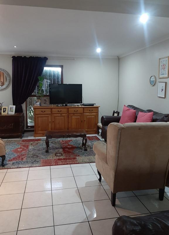 To Let 4 Bedroom Property for Rent in Strand Western Cape